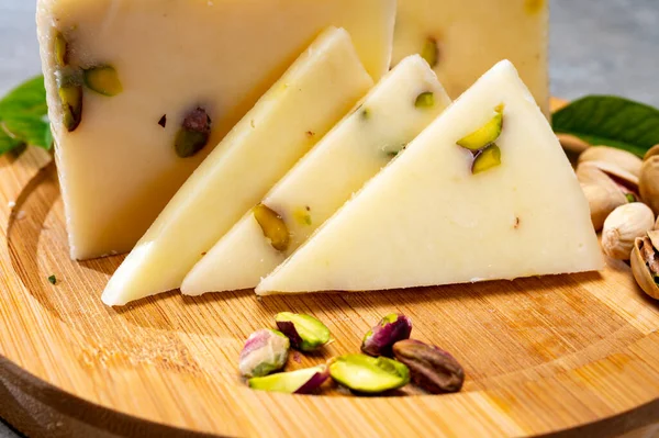 奶酪系列 新鲜的意大利果冻奶酪 用羊奶制成 里面塞满了来自西西里勃朗特的开心果 — 图库照片