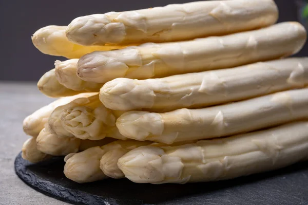 Υψηλής Ποιότητας Φρέσκα Ολλανδικά Λευκά Σπαράγγια Έτοιμα Για Μαγείρεμα — Φωτογραφία Αρχείου