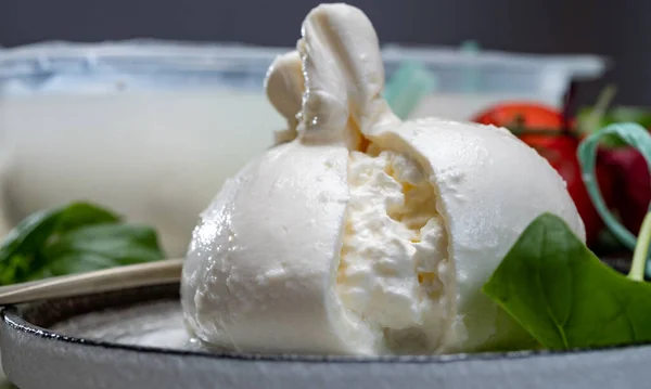 Puglia 'dan taze el yapımı İtalyan peyniri yemek, beyaz burrata topları veya mozzarella ve kremadan yapılmış burratina peyniri yemek.