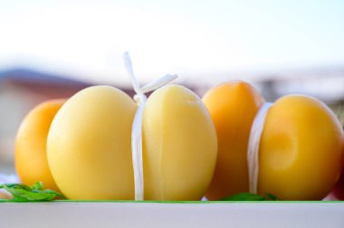 Peynir koleksiyonu, Güney İtalya 'da inek sütünden yapılan İtalyan peyniri scamorza İtalyan köyünde beyaz ve sarı füme servis ediliyor.