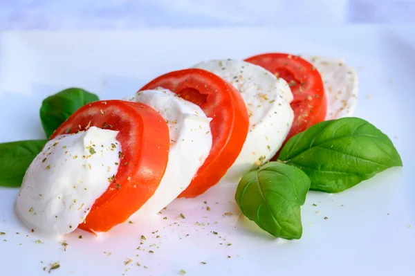 ホワイトチーズのモッツァレラバッファロー グリーンバジル レッドトマト オリガノハーブのフレッシュカプレーゼサラダ — ストック写真