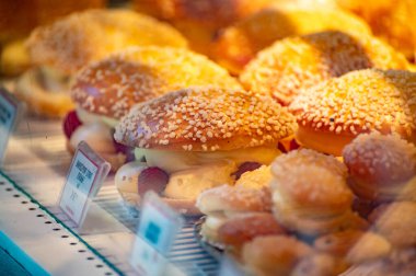 Saint-Tropez, Provence, Fransa 'daki şekerci dükkanında taze taze Fransız usulü tatlı turtalı tarte tropezienne.
