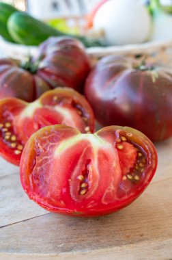 Büyük olgun turp-mor domatesli taze yeşil salata Kara Kırım