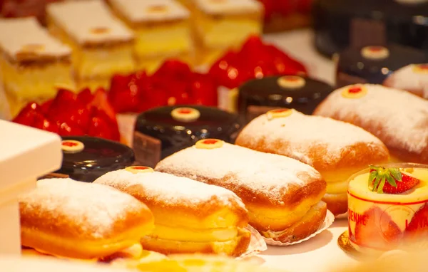 Assortiment Van Frans Vers Gebakken Zoet Gebak Met Vers Fruit — Stockfoto