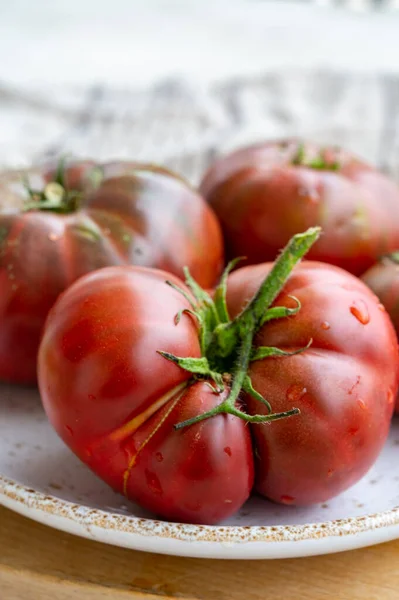 Nova Colheita Tomates Herança Rabanete Roxo Grandes Preto Crimeia Perto — Fotografia de Stock