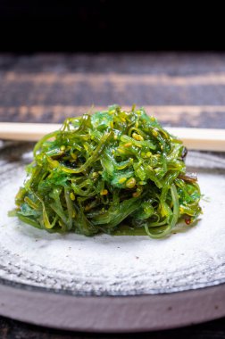 Japonya 'dan lezzetli vejetaryen deniz ürünleri, yeşil yosun wakame salatası.