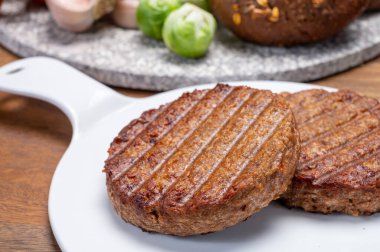 Izgara sağlıklı bitki tabanlı, etsiz vega burgerler yakın.