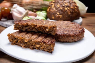 Izgara sağlıklı bitki tabanlı, etsiz vega burgerler yakın.