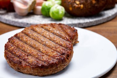 Izgara sağlıklı bitki tabanlı, etsiz vega burgerler yakın.