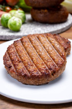 Izgara sağlıklı bitki tabanlı, etsiz vega burgerler yakın.