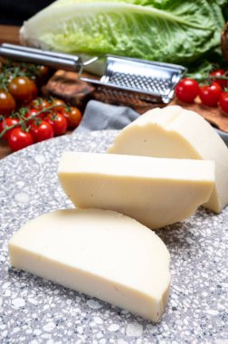 Peynir koleksiyonu, İtalyan peynirli filata peyniri Cremona, İtalya 'nın kuzeybatısından, yakın plan.