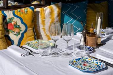 Öğle yemeğinden önce, masalı boş cafeler güneşli Saint-Tropez, Provence, Fransa 'da misafir bekliyor.