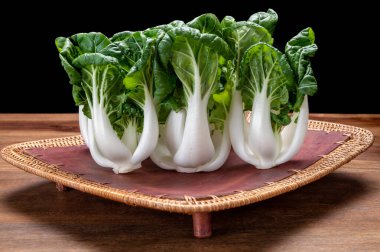 Genç organik beyaz bok choy veya bak choi Çin lahanası pişirmeye hazır