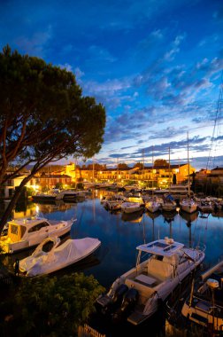 Seyahat ve yaz tatilleri, Port Grimaud, Var, Provence, French Riviera, Fransa 'daki evler, çatılar, kanallar ve teknelerin gece görüşü