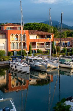 Seyahat ve yaz tatilleri, Port Grimaud, Var, Provence, French Riviera, Fransa 'daki evler, çatılar, kanallar ve teknelerin manzarası