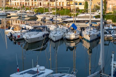 Seyahat ve yaz tatilleri, Port Grimaud, Var, Provence, French Riviera, Fransa 'daki evler, çatılar, kanallar ve teknelerin manzarası