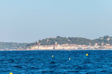 Saint-Tropez Körfezi 'nin mavi sularında arka planda Saint-Tropez kasabası, Fransız Riviera, Fransa yazın