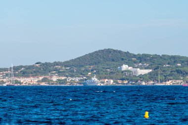Saint-Tropez Körfezi 'nin mavi sularında arka planda Saint-Tropez kasabası, Fransız Riviera, Fransa yazın