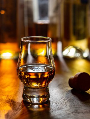 Malt viski barajı. Arka planda viski ve şişe. Yakın plan.