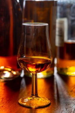 Malt viski barajı. Arka planda viski ve şişe. Yakın plan.