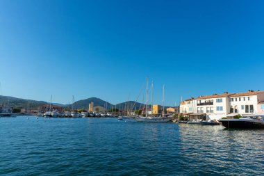 Seyahat ve yaz tatilleri, Port Grimaud, Var, Provence, French Riviera, Fransa 'daki evler, çatılar, kanallar ve teknelerin manzarası