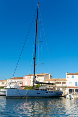 Seyahat ve yaz tatilleri, Port Grimaud, Var, Provence, French Riviera, Fransa 'daki evler, çatılar, kanallar ve teknelerin manzarası