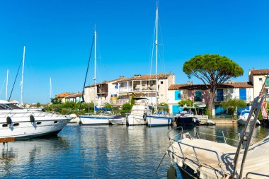 Seyahat ve yaz tatilleri, Port Grimaud, Var, Provence, French Riviera, Fransa 'daki evler, çatılar, kanallar ve teknelerin manzarası