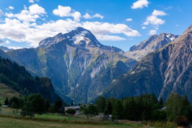 Yaz mevsiminde Fransa 'nın Isere şehrinde kayak istasyonu Les deux Alpes ve Alpine dağlarının zirvelerine bakın.