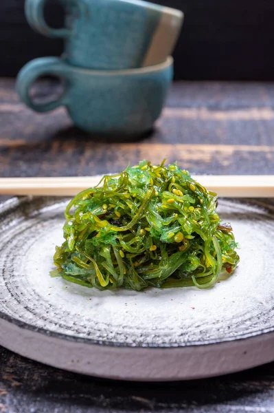 Chutné Vegetariánské Mořské Plody Japonska Zelené Řasy Wakame Salát Zblízka — Stock fotografie