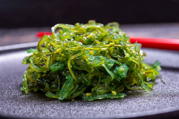 日本のおいしいベジタリアンの海の幸 緑の海草わかめサラダを閉じます — ストック写真