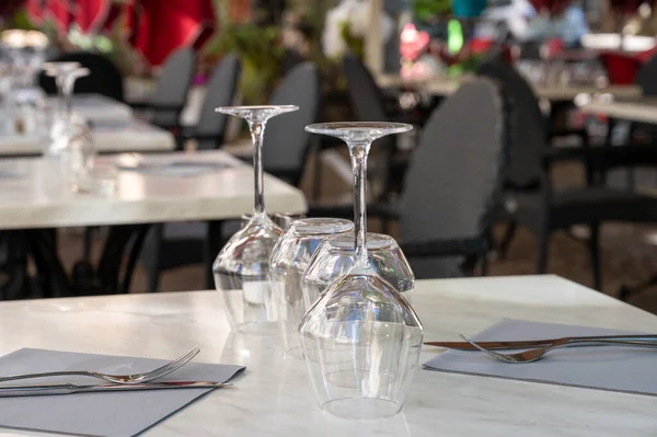 Antes Almoço Despeje Cafés Elegantes Com Mesas Servidas Esperando Hóspedes — Fotografia de Stock