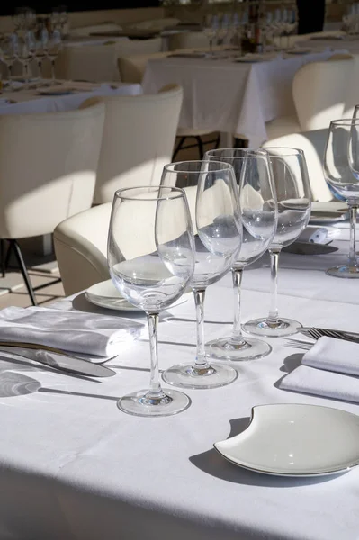 Voor Lunch Staan Lege Cafés Met Tafels Tafelkleden Klaar Het — Stockfoto