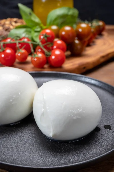 Kolekcja Serów Białe Kulki Miękkiego Włoskiego Sera Mozzarella Podawane Czerwonymi — Zdjęcie stockowe