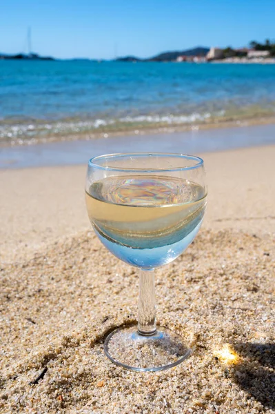 Glas Lokale Droge Witte Wijn Wit Zandstrand Blauwe Middellandse Zee — Stockfoto