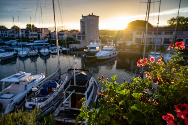前往法国里维拉 普罗旺斯 格里莫德港的旅行和暑假目的地 参观房屋 运河和船只 — 图库照片