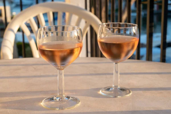 Bere Vino Rosato Freddo Locale Sul Balcone Estate Provenza Var — Foto Stock