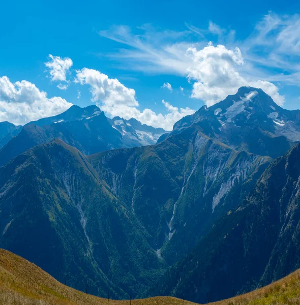 夏天在Les Deux Alpes滑雪站附近远足 俯瞰阿尔卑斯山顶上的景色 Les Ecrins山脉 法国Isere — 图库照片