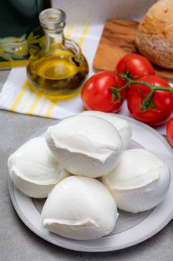 Campania 'dan taze el yapımı yumuşak İtalyan peyniri, inek sütünden yapılmış beyaz bufalo peyniri.