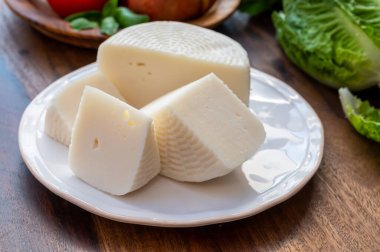 Peynir koleksiyonu, beyaz İtalyan koyun peyniri pecorino primo. Sicilya adasından. Yakın mesafede.