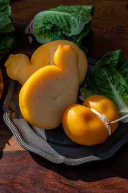 Peynir koleksiyonu, İtalyan peyniri provolonu, caciocavallo, Güney İtalya 'da koyun ya da inek sütünden yapılan scamorza, beyaz ve sarı füme, kapat.