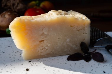 Peynir koleksiyonu, yıllanmış İtalyan koyun peyniri Sicilya adasından kara pecorino ya da pecorino nero di Sicilya yakın plan