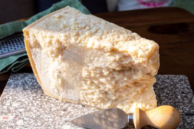 Peynir koleksiyonu, sert sarı İtalyan peyniri parmesan veya parmegiano reggiano yakın çekim