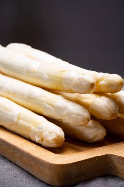 Yüksek kalite taze Hollanda beyaz kuşkonmaz pişirmeye hazır.