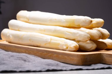 Yüksek kalite taze Hollanda beyaz kuşkonmaz pişirmeye hazır.