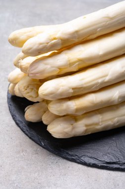 Yüksek kalite taze Hollanda beyaz kuşkonmaz pişirmeye hazır.