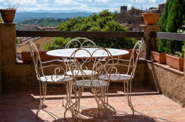 Seyahat yeri, demir masa ve sandalyeler Var, Provence 'de küçük antik bir köyde, Cotignac, üzüm bağları ve troglodit evleri olan kayalıklarla çevrili..