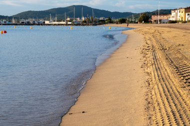 Port-Grimaud 'un temiz kumlu plajı, Saint-Tropez Körfezi, Var, Fransız Rivierası, Fransa