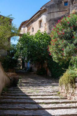 Seyahat yeri, Var, Provence 'deki küçük antik bir köy. Üzüm bağları ve troglodit evleri olan kayalıklarla çevrili..