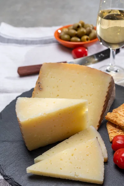 Tapas Españolas Queso Manchego Hecho Aceitunas Verdes Servidas Con Copas — Foto de Stock