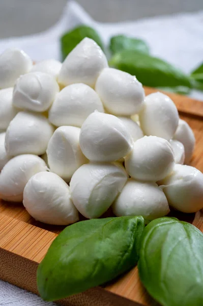 Cucina Italiana Basilico Fresco Verde Mini Mozzarella Bianca Soft Balls — Foto Stock